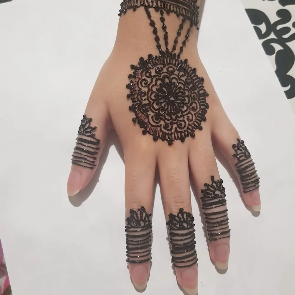 Mandala mehendi with finger bands